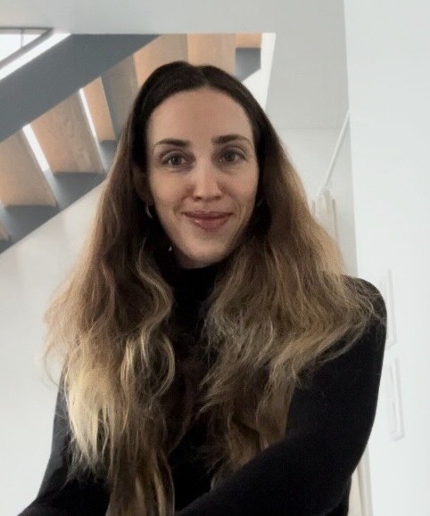 Porträt von Helena Summerer vor einer offenen Holztreppe