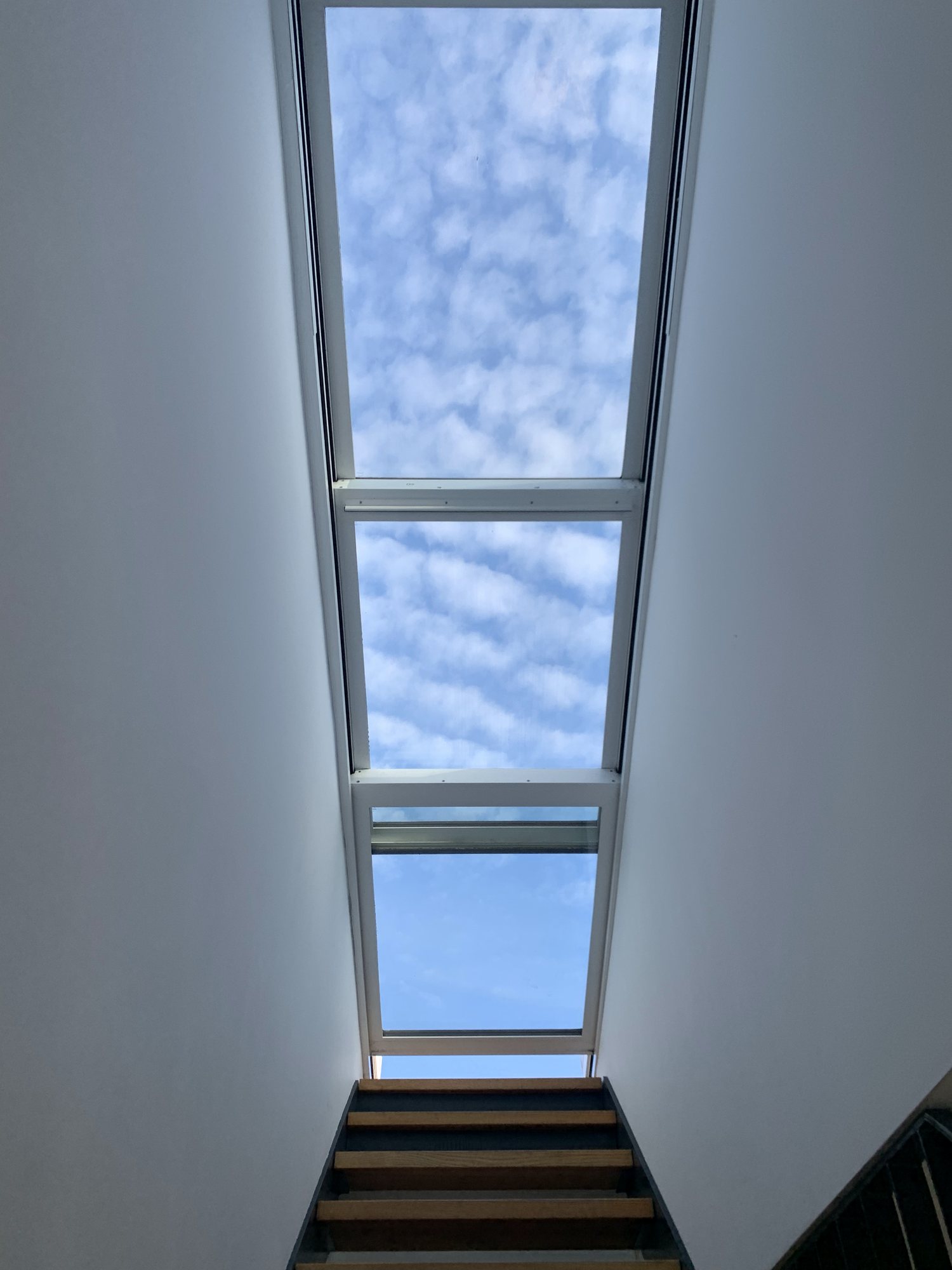 Oberlicht mit Schäfchenwolken am blauen Himmel
